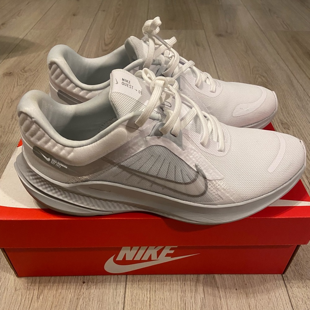 Women's Quest 5 Running Shoe White & Silver Size 9.5 great condition
